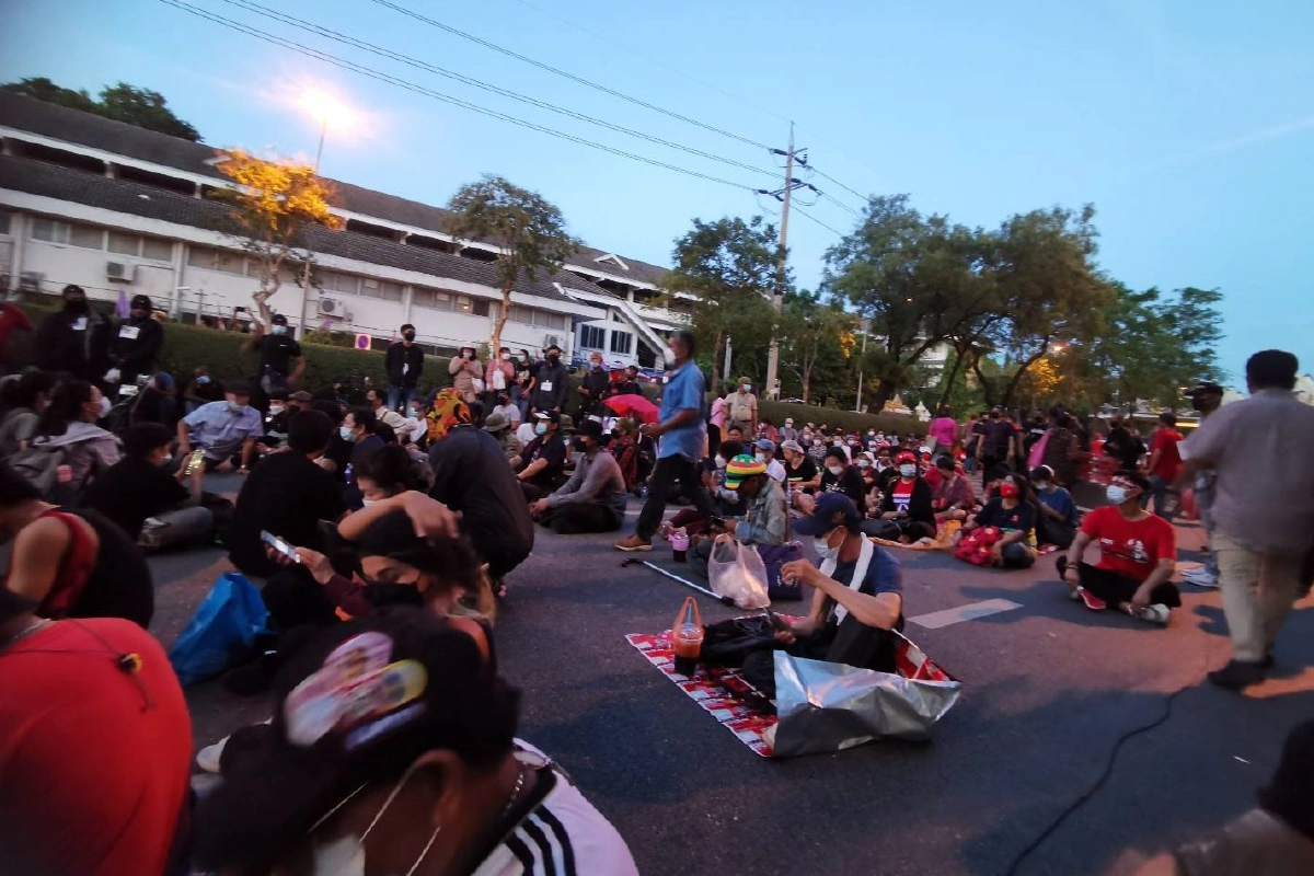 "ไทยไม่ทน"ถึงทำเนียบรัฐบาลตั้งเวทีเตรียมการปราศรัยคืนนี้