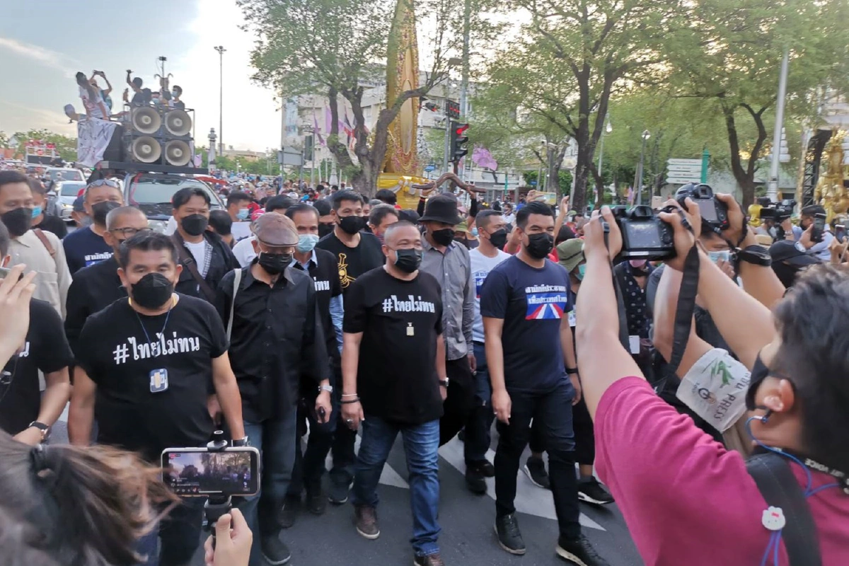 ม็อบไทยไม่ทนเคลื่อนขบวนไปทำเนียบฯ ไม่ปักหลักค้างคืน