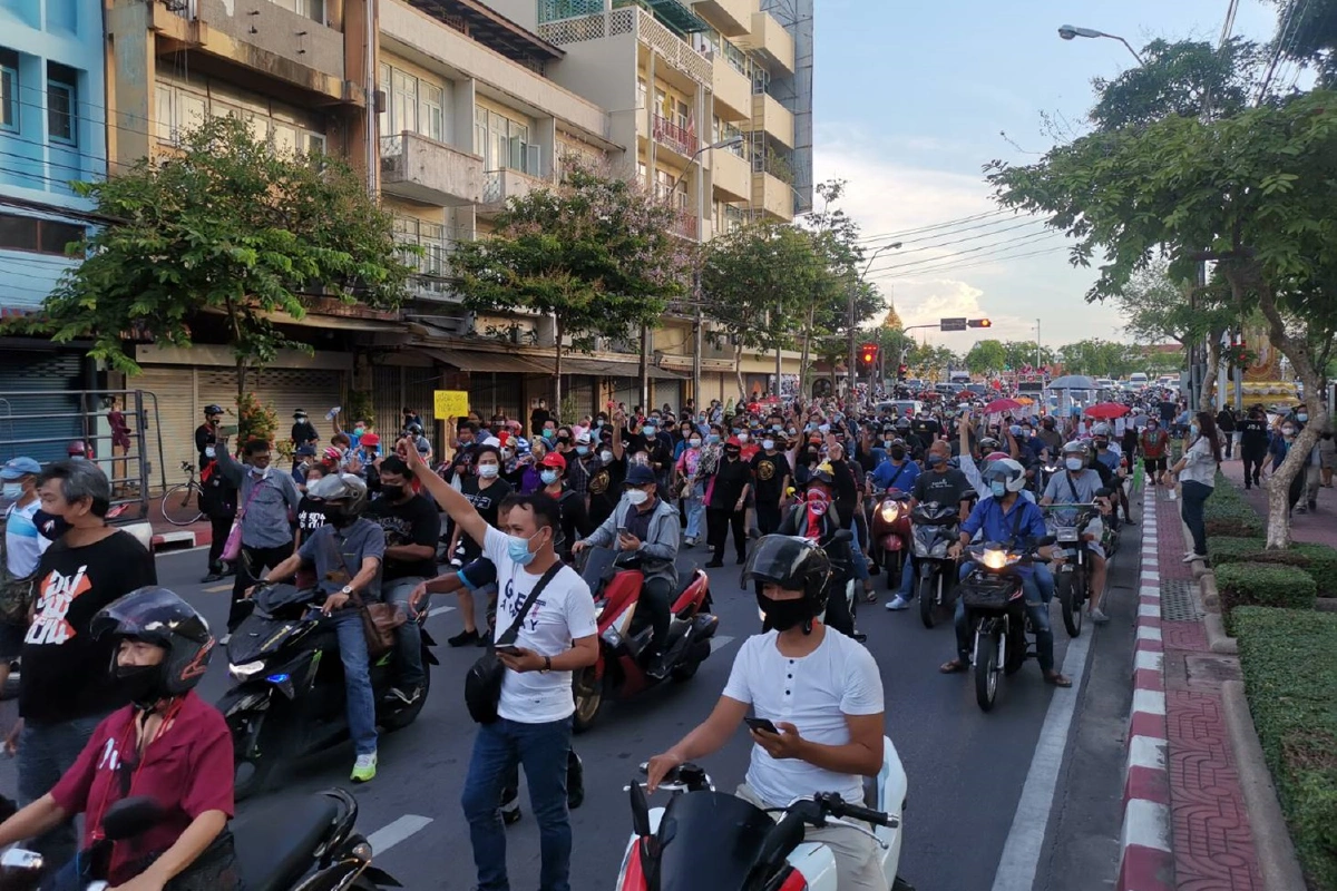 ม็อบไทยไม่ทนเคลื่อนขบวนไปทำเนียบฯ ไม่ปักหลักค้างคืน