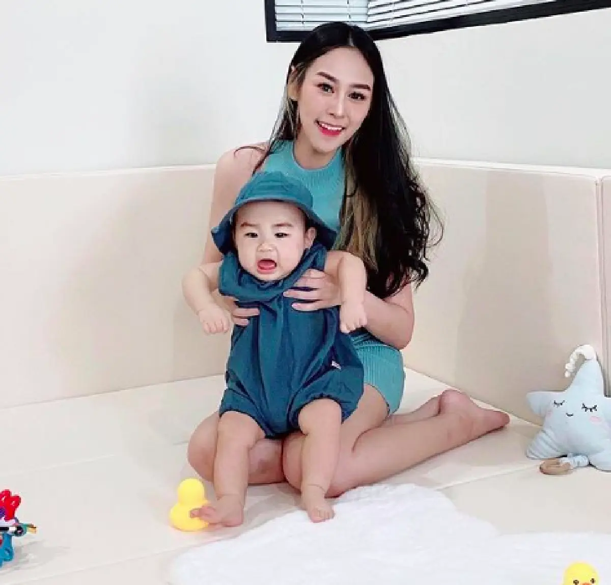 โมเมนต์อบอุ่น! “น้ำตาล” ลูกบุญธรรม “ตั๊ก มยุรา” เผยภาพครอบครัวพร้อมหน้าสุดแฮปปี้