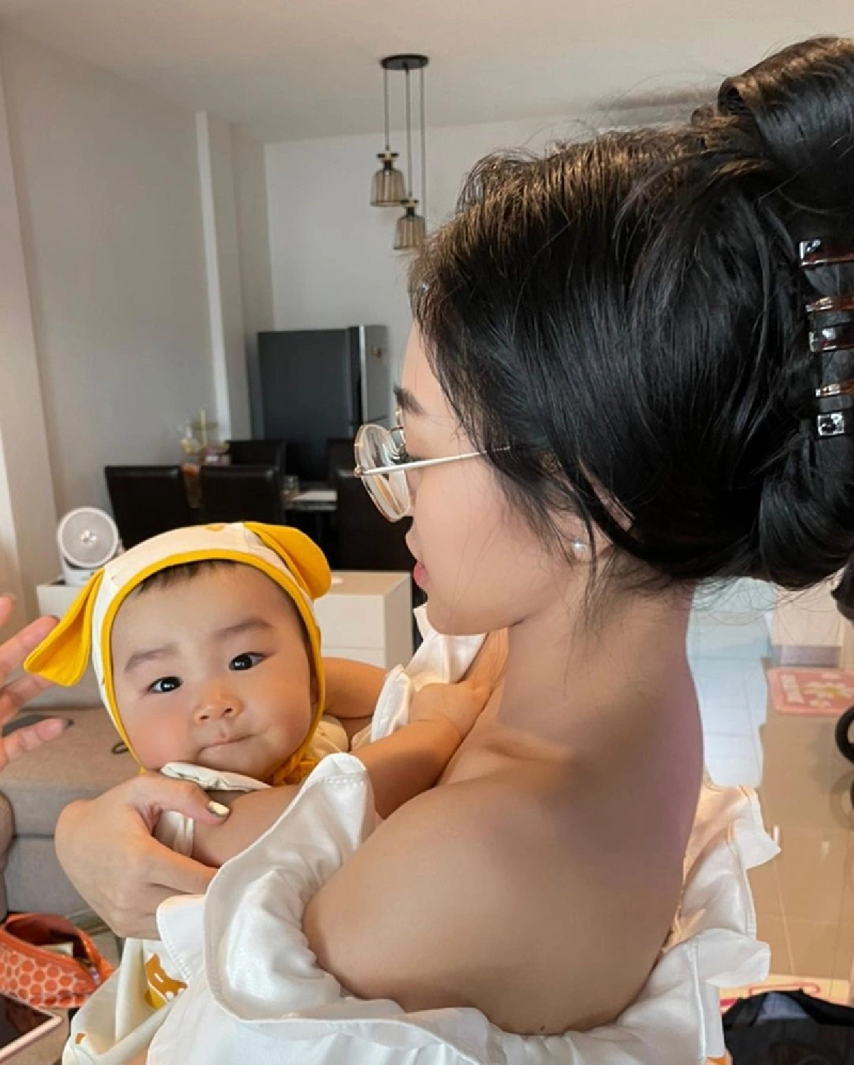 โมเมนต์อบอุ่น! “น้ำตาล” ลูกบุญธรรม “ตั๊ก มยุรา” เผยภาพครอบครัวพร้อมหน้าสุดแฮปปี้