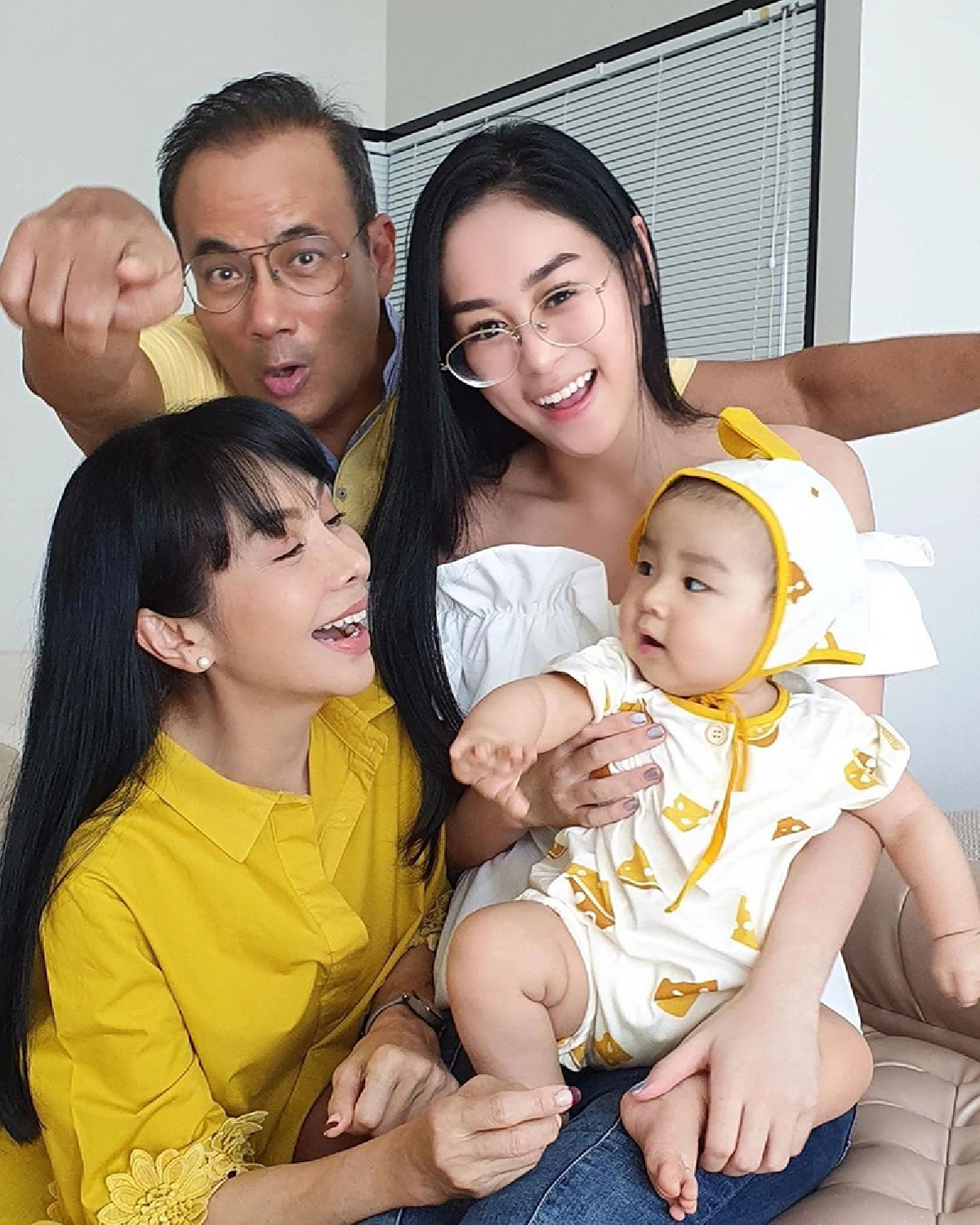 โมเมนต์อบอุ่น! “น้ำตาล” ลูกบุญธรรม “ตั๊ก มยุรา” เผยภาพครอบครัวพร้อมหน้าสุดแฮปปี้