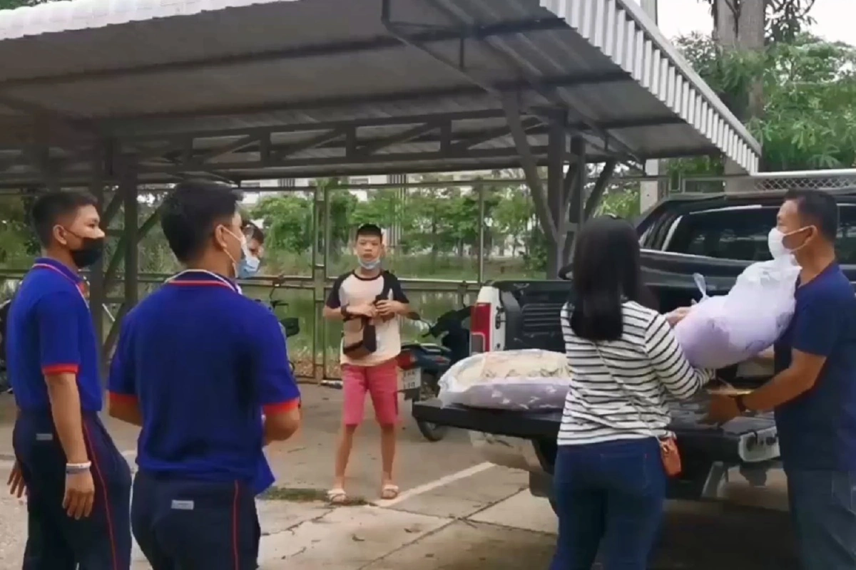 กังวลโควิดปิดหอพักโรงเรียนประจำ ผู้ปกครองรับบุตรหลานกลับบ้าน
