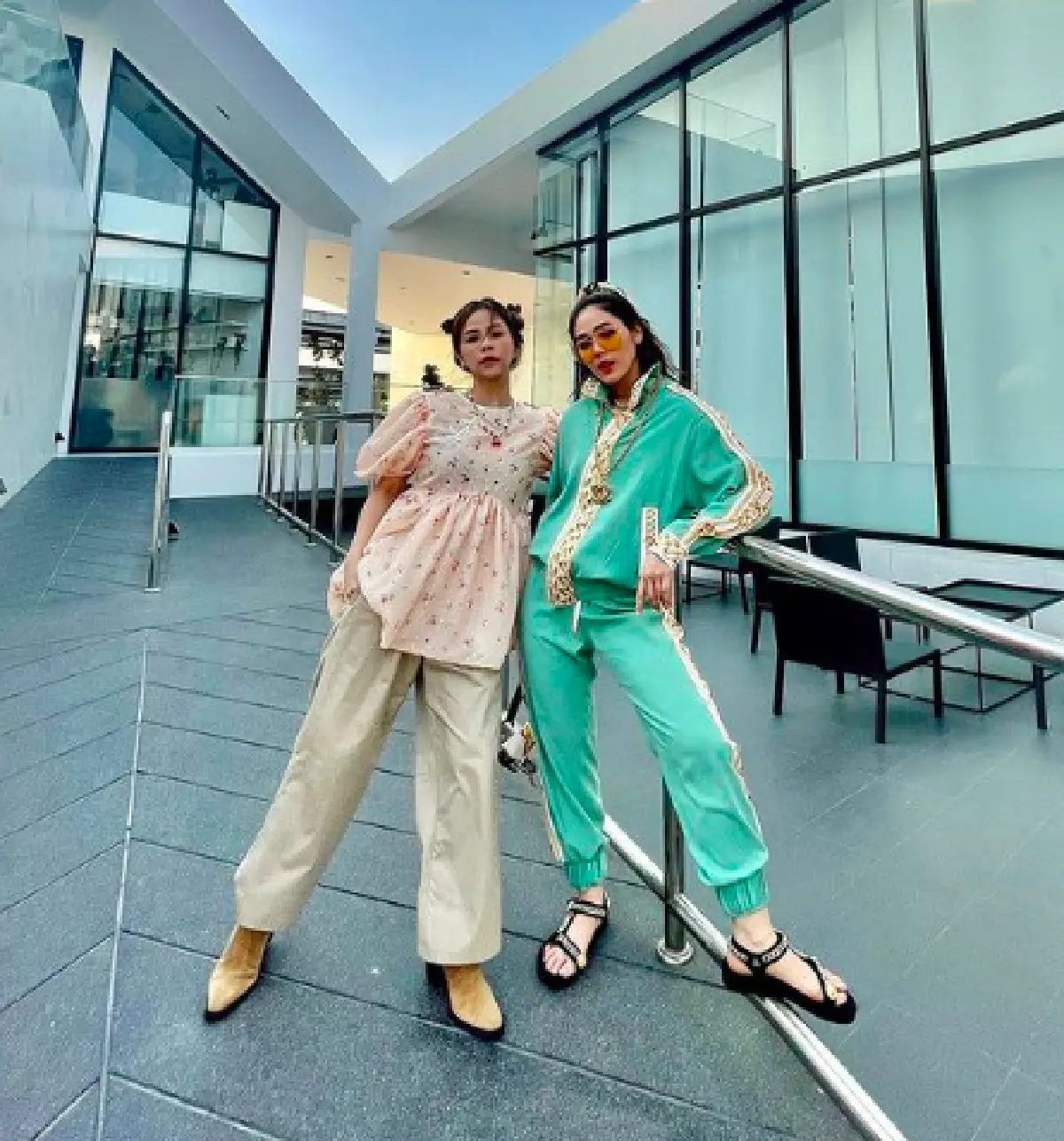 “ชมพู่” แฮปปี้หนัก “พลอย ชวพร” มอบของขวัญแรร์ไอเทมจากศิลปินดังให้ถึงที่