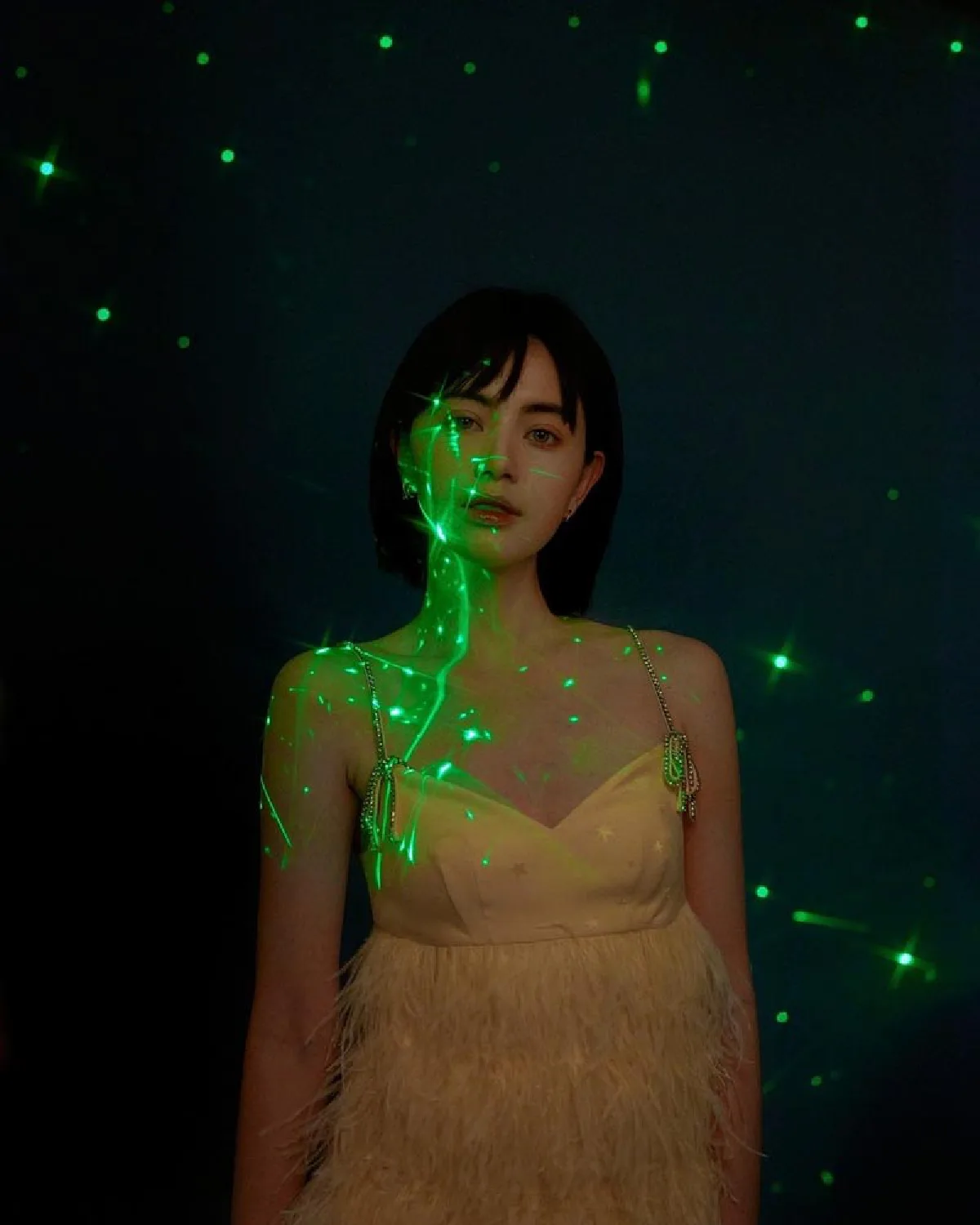 “ใหม่ ดาวิกา” เปลี่ยนลุคเป็นสาวผมสั้น หน้าม้า จัดแสงสีถ่ายภาพแบบกาแล็กซี่มีเสน่ห์สุดๆ