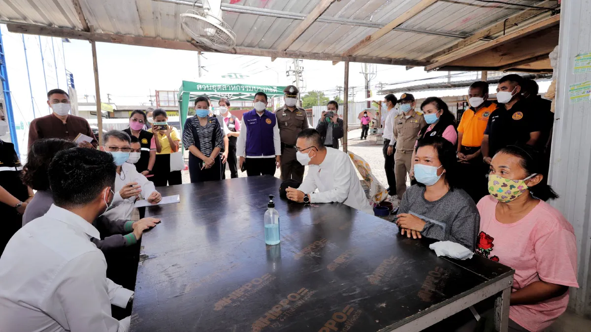 พ่อเมืองปทุมฯเร่งทำความเข้าใจคนงานถูกปิดแคมป์สกัดโควิด