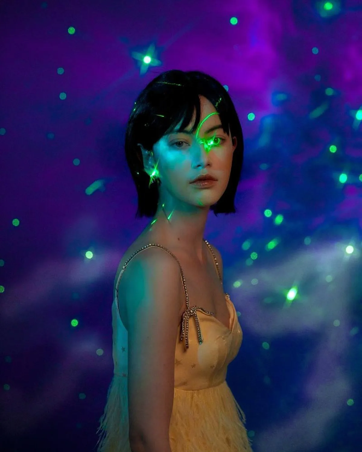 “ใหม่ ดาวิกา” เปลี่ยนลุคเป็นสาวผมสั้น หน้าม้า จัดแสงสีถ่ายภาพแบบกาแล็กซี่มีเสน่ห์สุดๆ