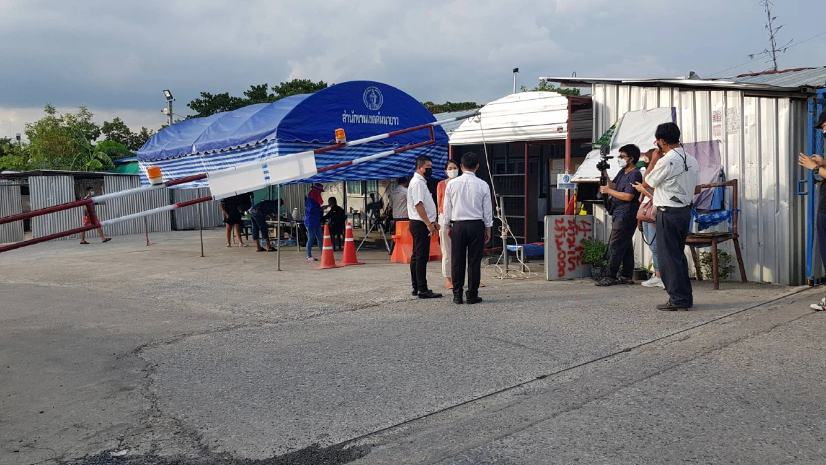 "ช่อ-ส.ส.ก้าวไกล"บุกแคมป์คนงาน อัดรัฐเยียวยาไม่เหมาะสม