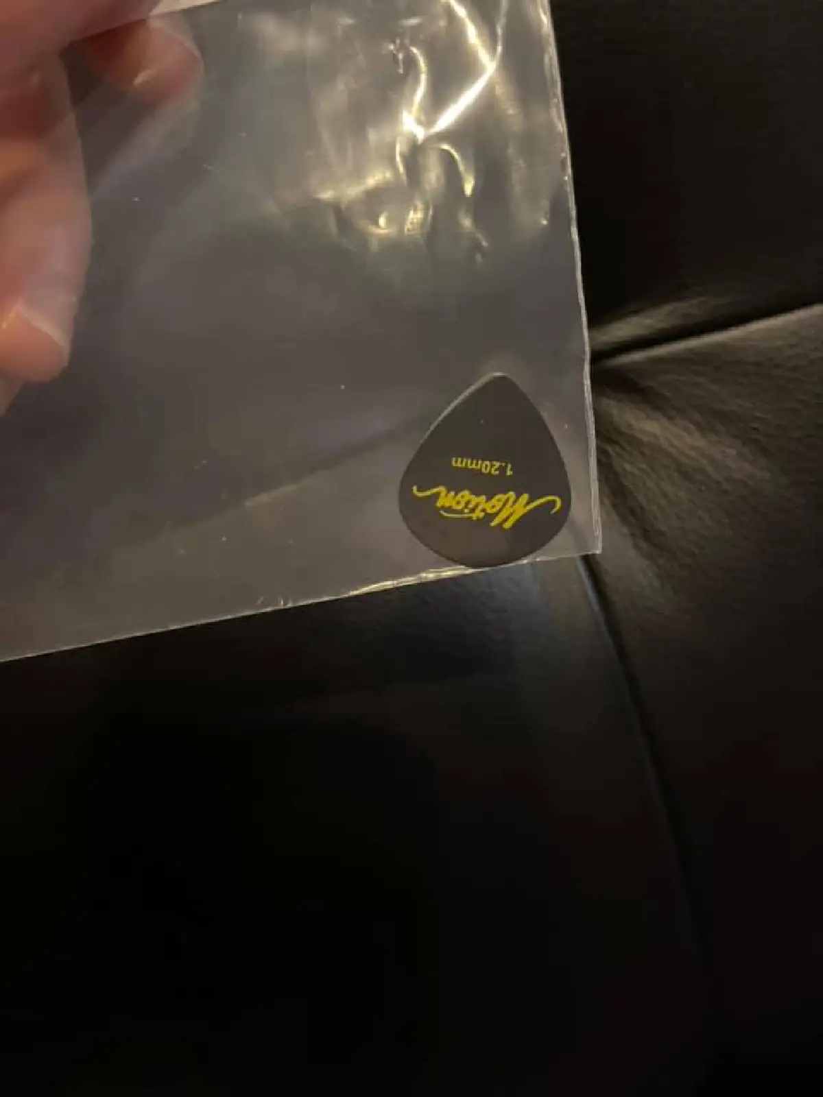 เธอคือที่สุด! “เดอะทอยส์” ทำปิ๊กกีตาร์หาย เจออีกทีอยู่ในหลอดอาหาร 