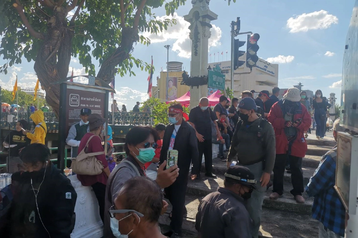 "ไทยไม่ทน"ปิดถนน ตั้งรถปราศรัย นัดเคลื่อนขบวนไปทำเนียบฯ 6 โมงเย็น