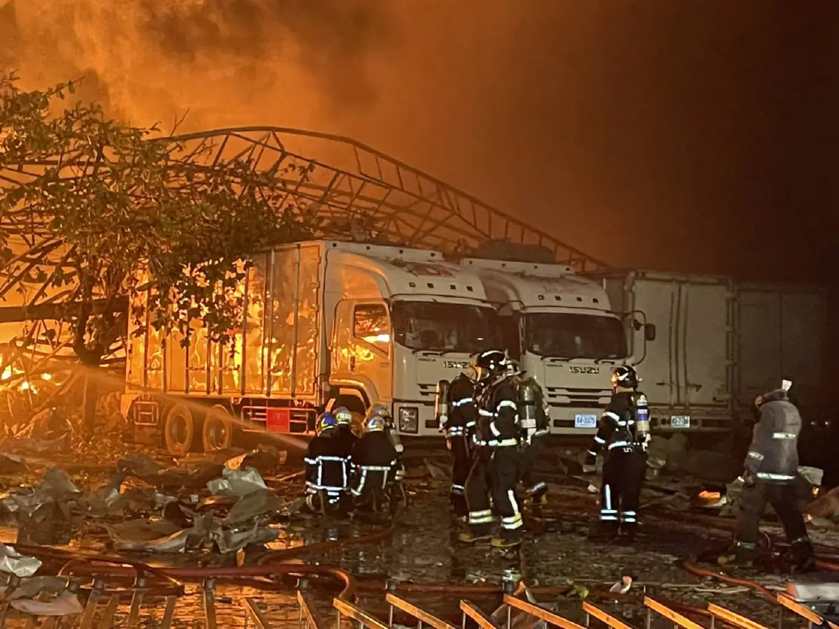 ประมวลภาพความเสียหายไฟไหม้รง.ผลิตเม็ดพลาสติกย่านบางพลี