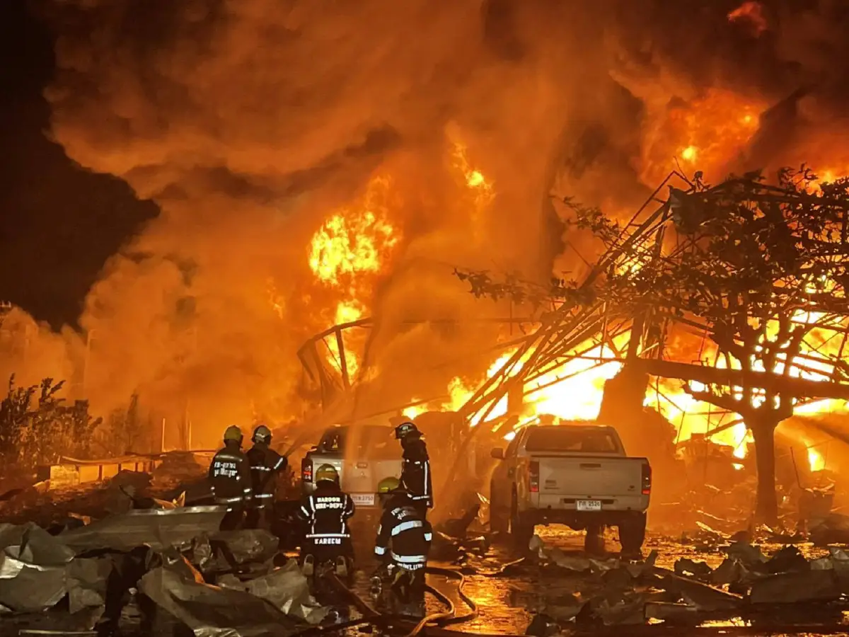 ประมวลภาพความเสียหายไฟไหม้รง.ผลิตเม็ดพลาสติกย่านบางพลี