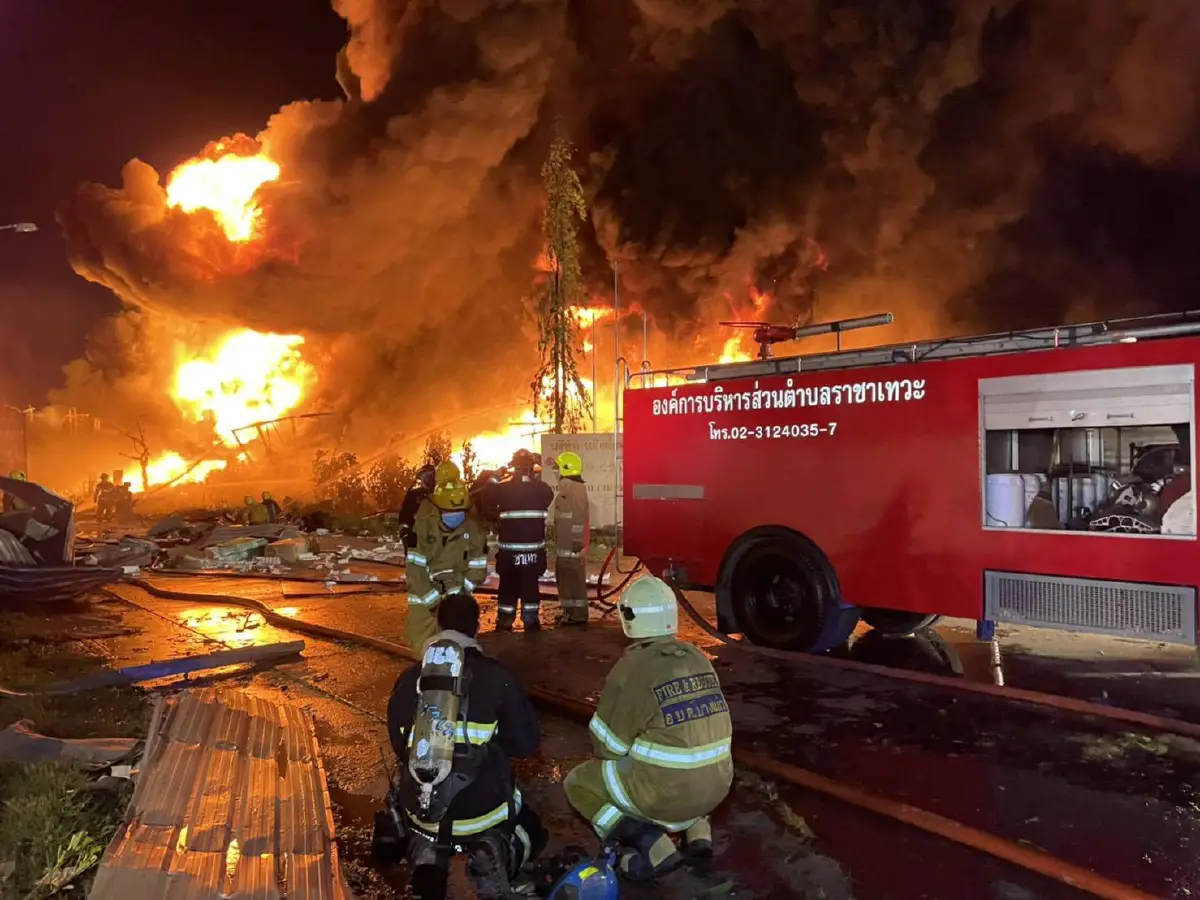 ประมวลภาพความเสียหายไฟไหม้รง.ผลิตเม็ดพลาสติกย่านบางพลี