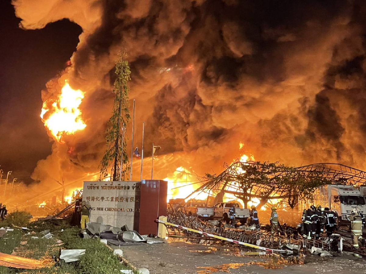 ประมวลภาพความเสียหายไฟไหม้รง.ผลิตเม็ดพลาสติกย่านบางพลี ประมวลภาพความเสียหายไฟไหม้รง.ผลิตเม็ดพลาสติกย่านบางพลี
