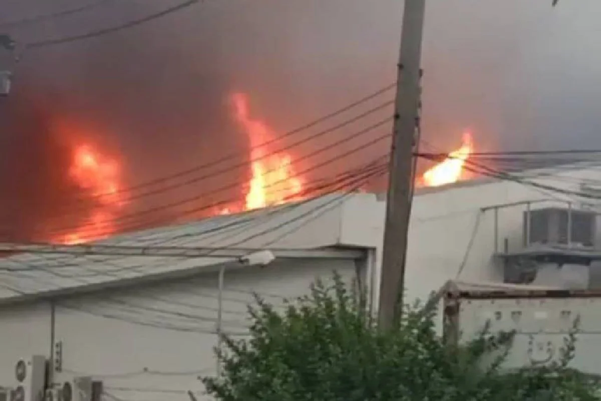 ไฟไหม้โกดังเก็บสินค้าในนิคมลาดกระบัง เจ้าหน้าที่เร่งดับ