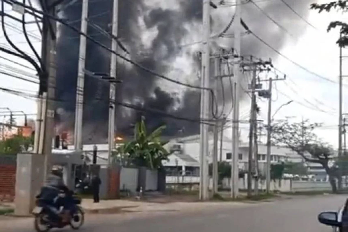 ไฟไหม้โกดังเก็บสินค้าในนิคมลาดกระบัง เจ้าหน้าที่เร่งดับ