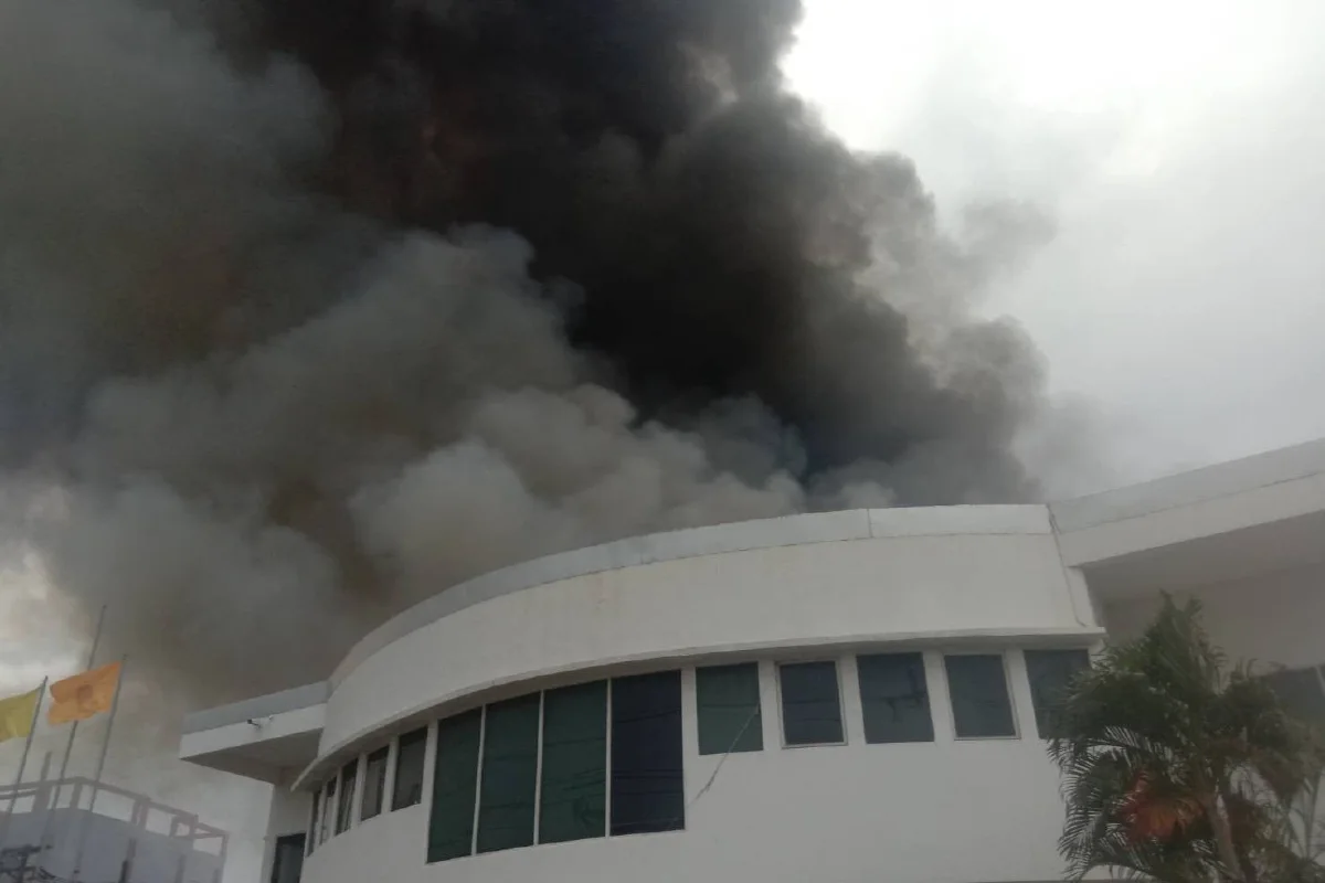 ไฟไหม้โกดังเก็บสินค้าในนิคมลาดกระบัง เจ้าหน้าที่เร่งดับ