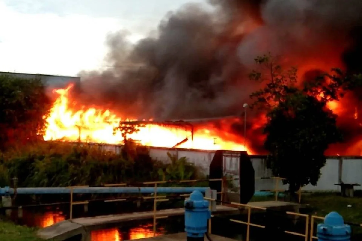 ไฟไหม้โกดังเก็บสินค้าในนิคมลาดกระบัง เจ้าหน้าที่เร่งดับ