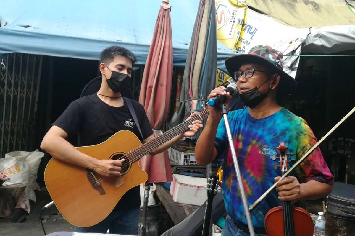 เจ้าของร้านอาหารปิดกิจการจากโควิดมาเล่นดนตรีเปิดกล่องรับเงิน เจ้าของร้านอาหารปิดกิจการจากโควิดมาเล่นดนตรีเปิดกล่องรับเงิน