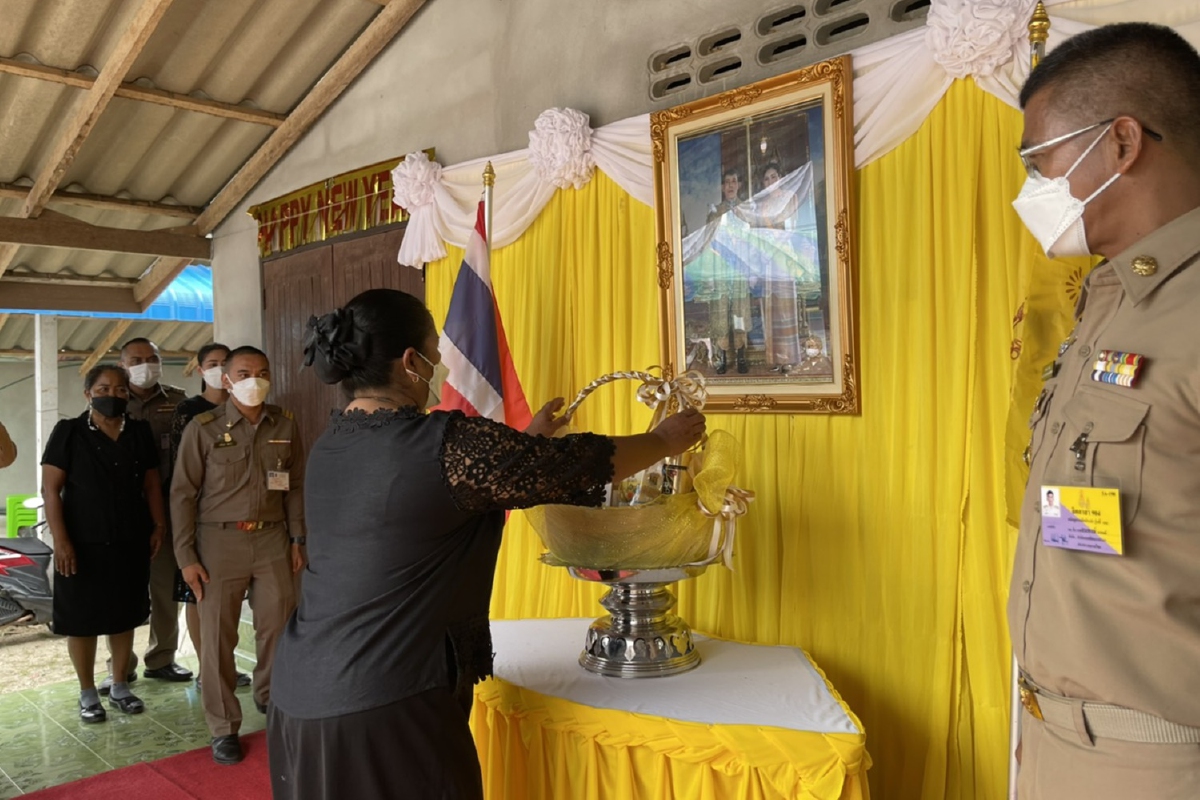 ในหลวง-พระราชินีพระราชทานตะกร้าสิ่งของครอบครัว"ส.อ.นิติพงศ์" ในหลวง-พระราชินีพระราชทานตะกร้าสิ่งของครอบครัว"ส.อ.นิติพงศ์"