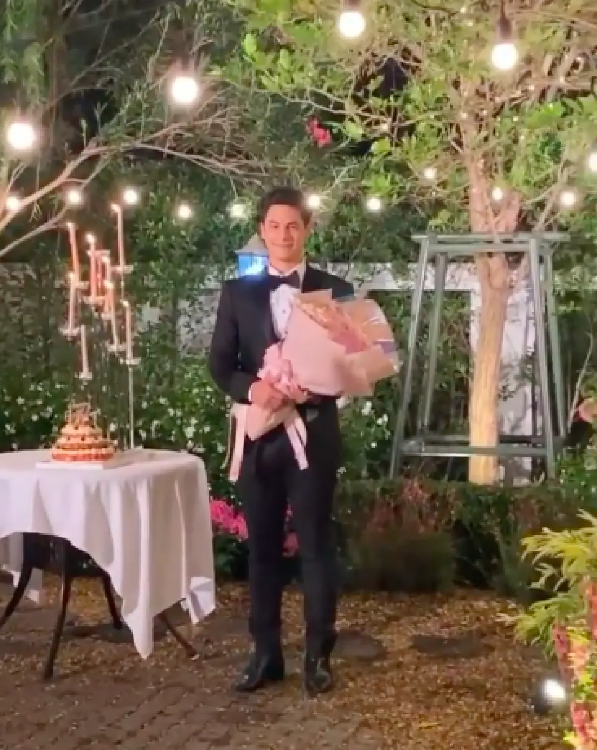 “ซี ศิวัฒน์” ทุ่มทุน สั่งปลูกดอกไม้ใหม่ให้ทั้งสวน เซอร์ไพรส์วันเกิด “เอมี่ กลิ่นประทุม”