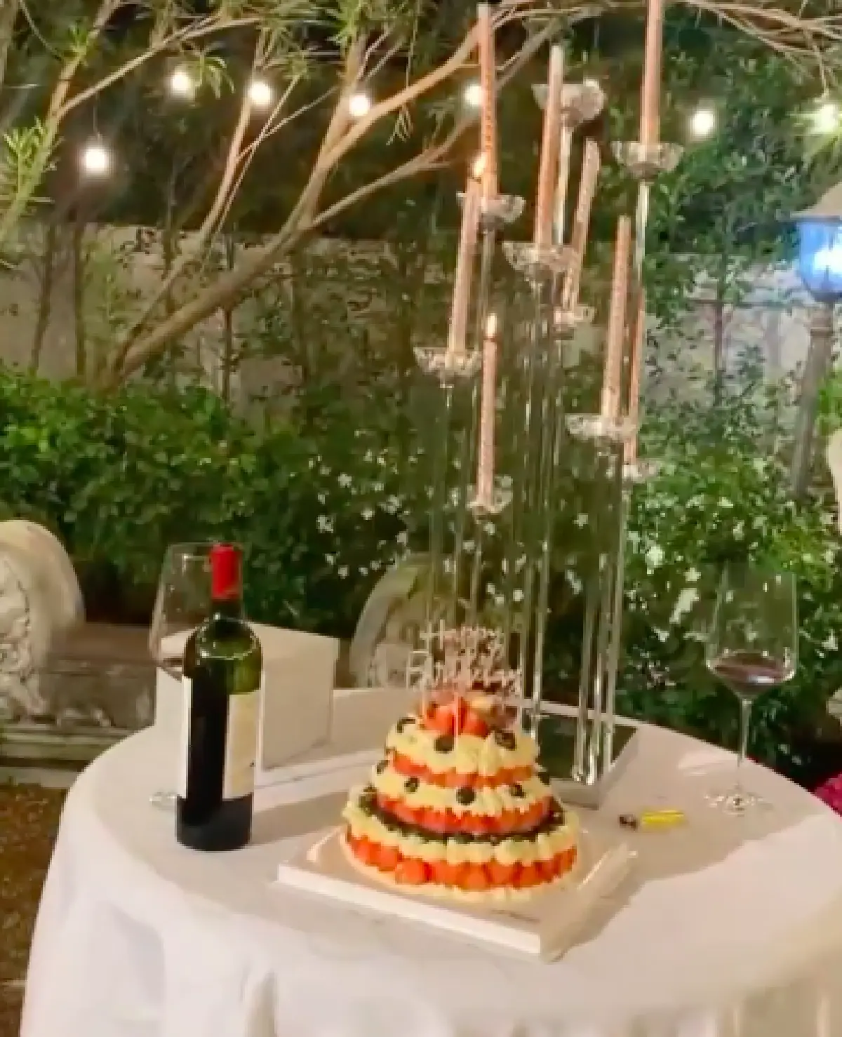 “ซี ศิวัฒน์” ทุ่มทุน สั่งปลูกดอกไม้ใหม่ให้ทั้งสวน เซอร์ไพรส์วันเกิด “เอมี่ กลิ่นประทุม”