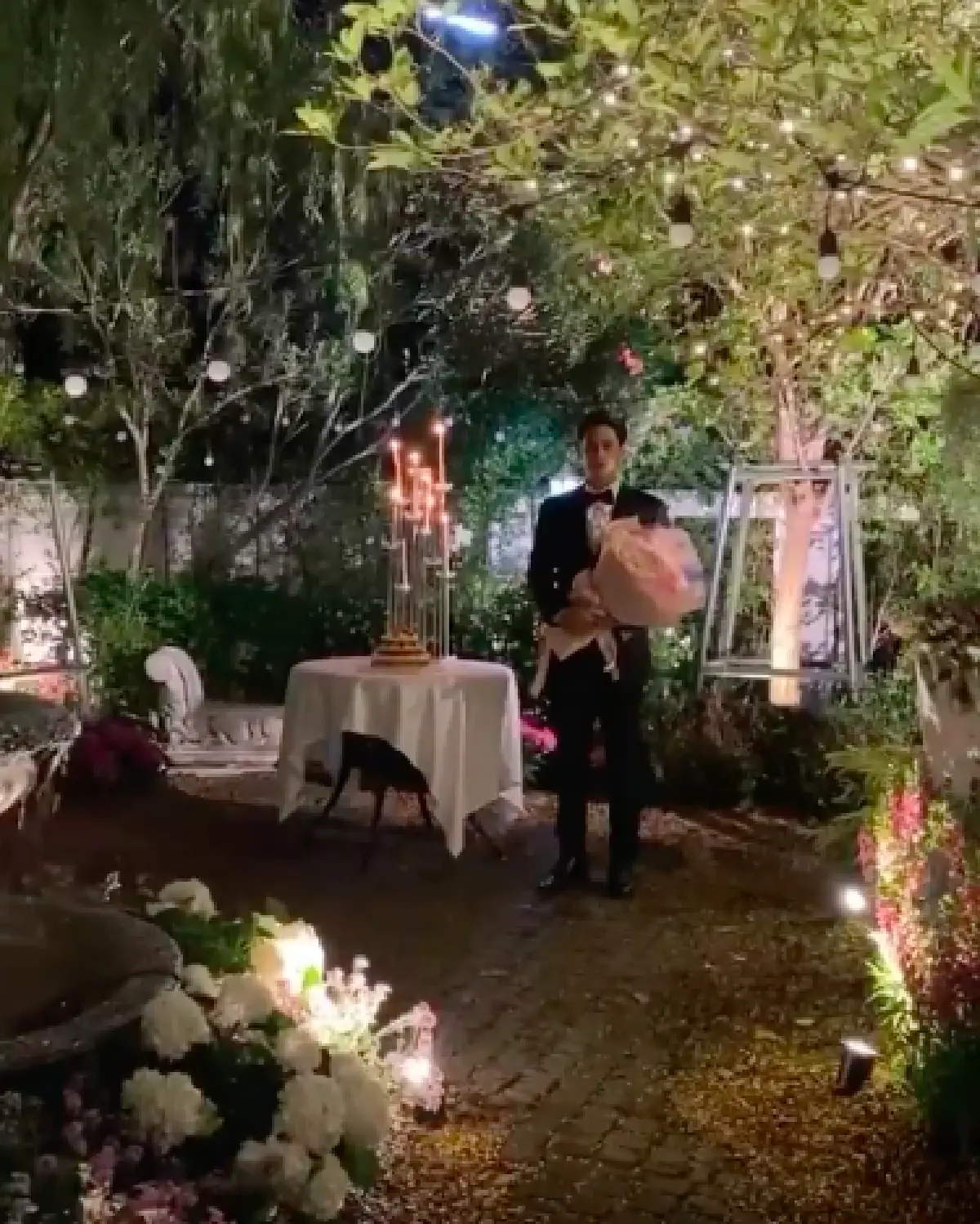 “ซี ศิวัฒน์” ทุ่มทุน สั่งปลูกดอกไม้ใหม่ให้ทั้งสวน เซอร์ไพรส์วันเกิด “เอมี่ กลิ่นประทุม”