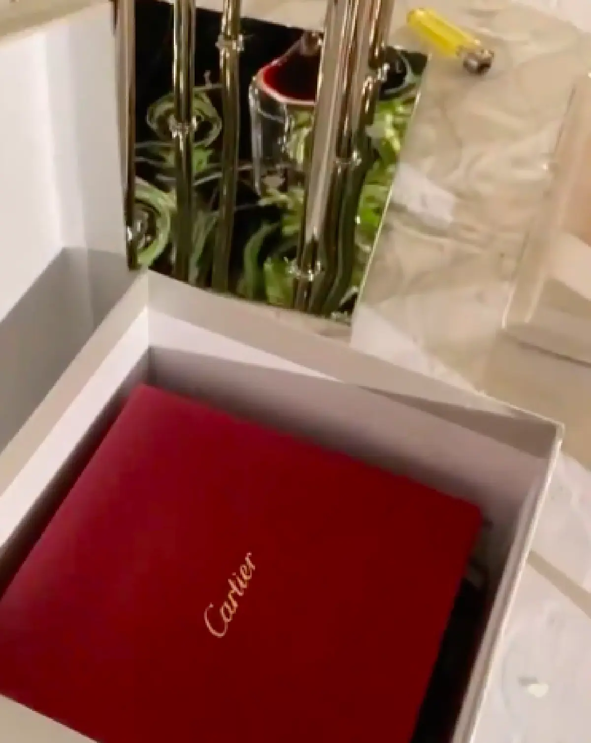 “ซี ศิวัฒน์” ทุ่มทุน สั่งปลูกดอกไม้ใหม่ให้ทั้งสวน เซอร์ไพรส์วันเกิด “เอมี่ กลิ่นประทุม”