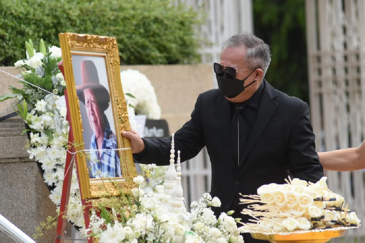 “เป็ด เชิญยิ้ม" เผาศพพ่อต่อจากแม่เพียง 7 วัน  เจ็บปวดเกินรับไหว! 