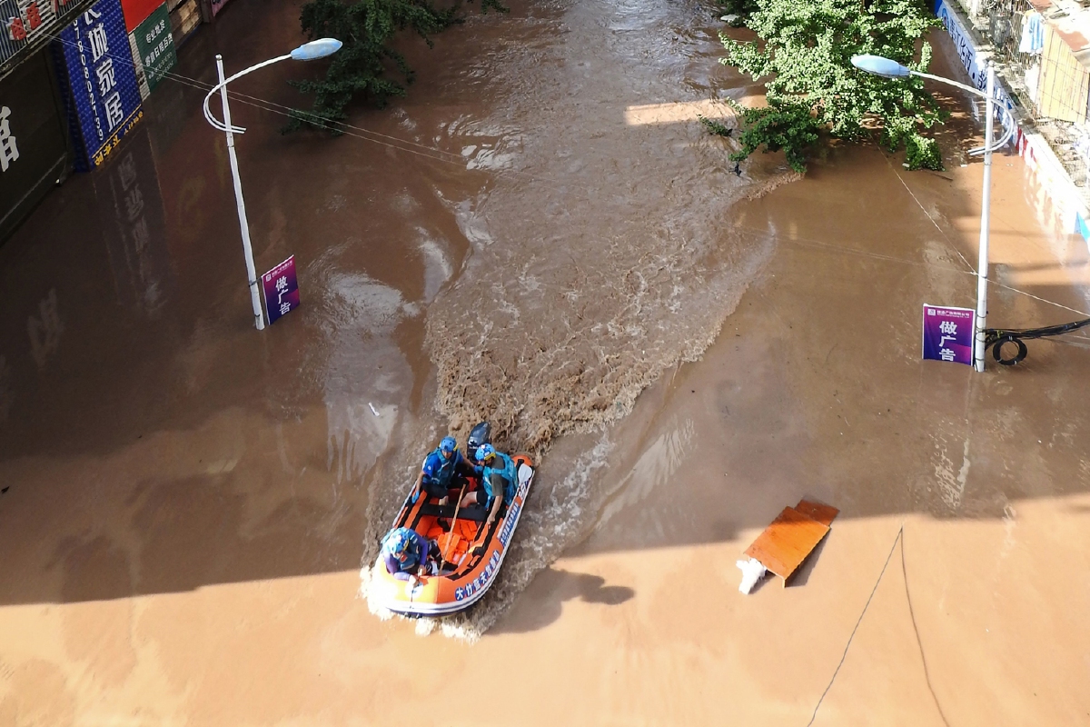 จีนเจอน้ำท่วมหนักหลายพื้นที่ ฝนตกเป็นประวัติการณ์ จีนเจอน้ำท่วมหนักหลายพื้นที่ ฝนตกเป็นประวัติการณ์