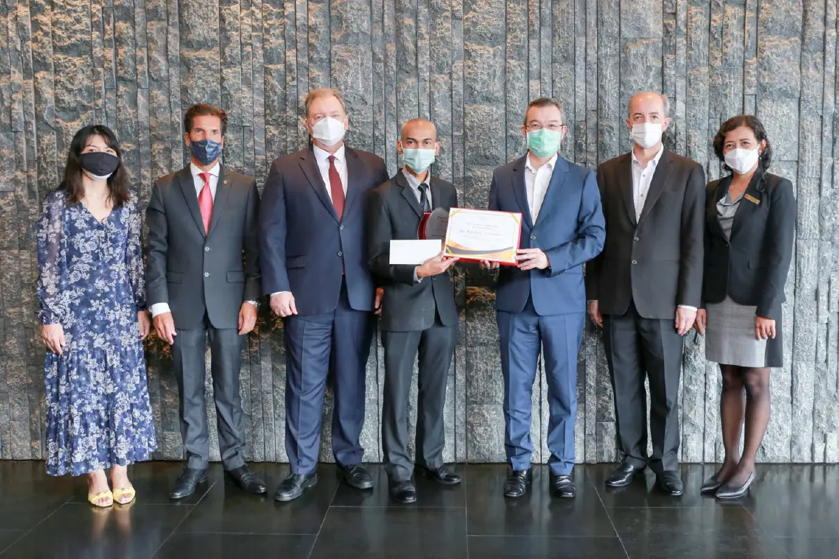 ผู้บริหารเซ็นทารามอบโล่และเกียรติบัตรให้พนักงานที่ช่วยชีวิตลูกค้า