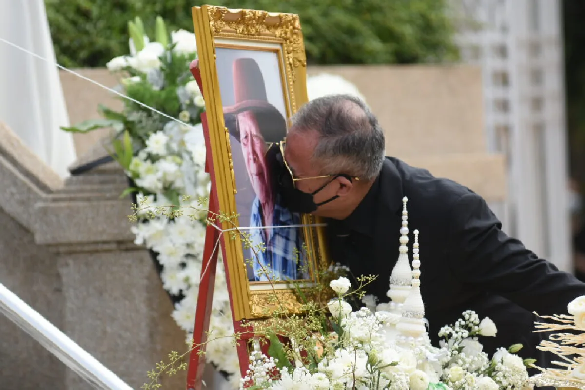 “เป็ด เชิญยิ้ม" เผาศพพ่อต่อจากแม่เพียง 7 วัน  เจ็บปวดเกินรับไหว! 