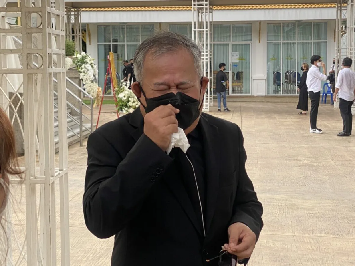 “เป็ด เชิญยิ้ม" เผาศพพ่อต่อจากแม่เพียง 7 วัน  เจ็บปวดเกินรับไหว! 