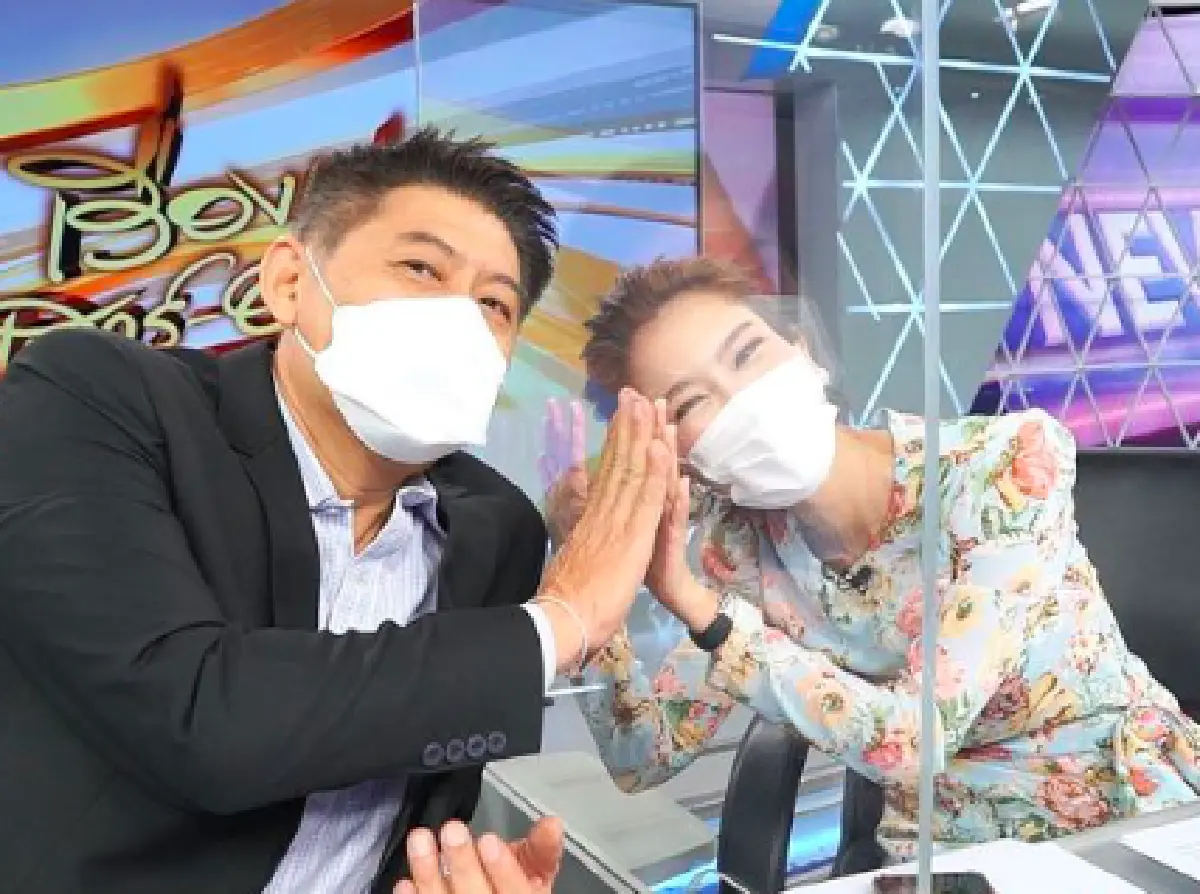 "น้องไบรท์" เผยภาพ "สรยุทธ" ก้มหน้าร้องไห้ หลังอ่านข่าวผู้ป่วยโควิด-19 เสียชีวิต 