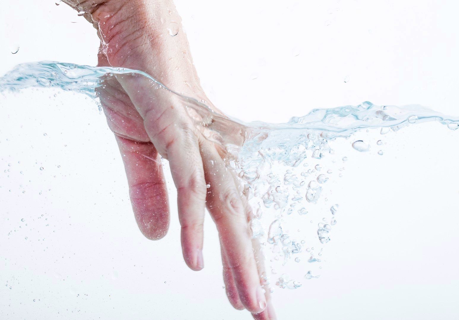 ванночки с морской солью. чистая вода. опустил руку в теплую воду. ванночка для рук. опустил руку в теплую воду.
