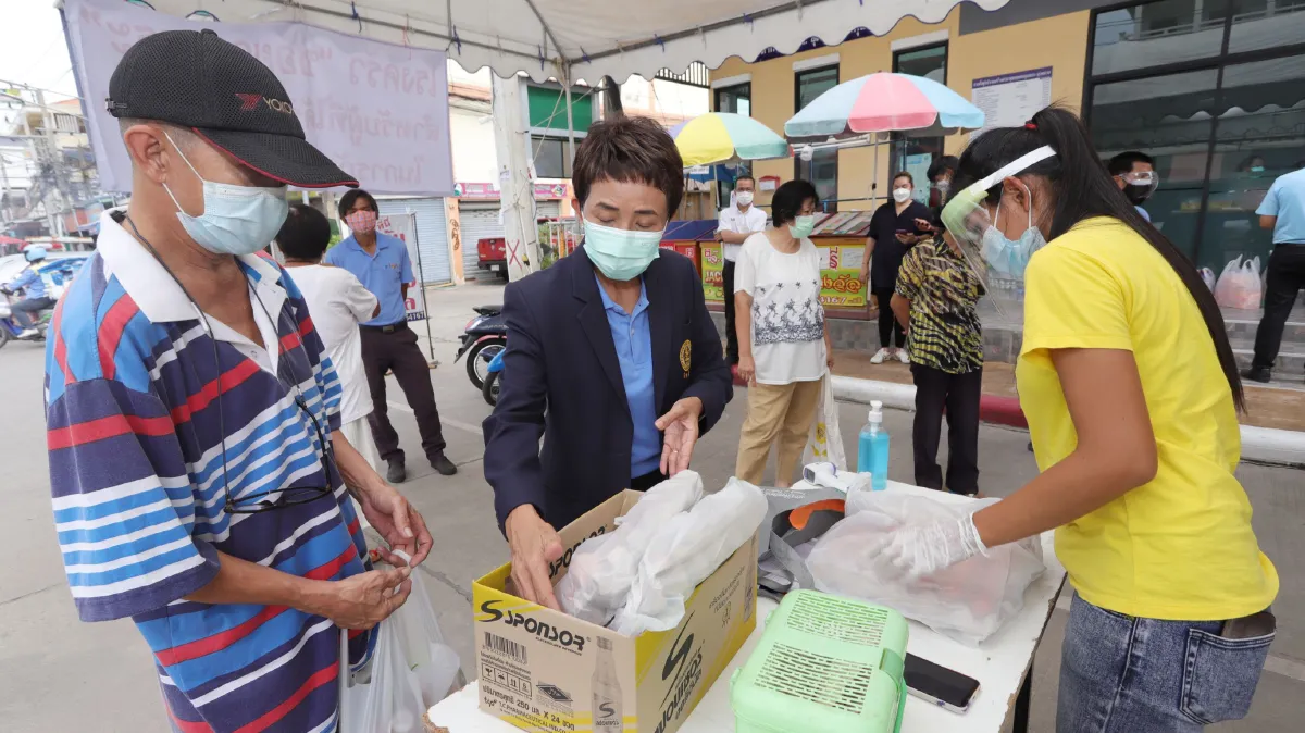 พาณิชย์ขนของถูกช่วยชาวชุมชนเหยื่อโควิดลดค่าครองชีพ
