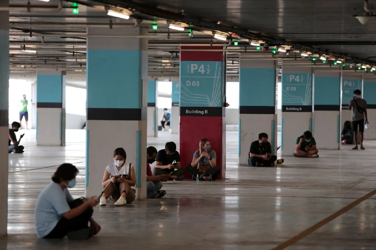 คนนนท์ต่อแถวยาวเหยียดรอฉีดวัคซีนตามสูตรเดิม