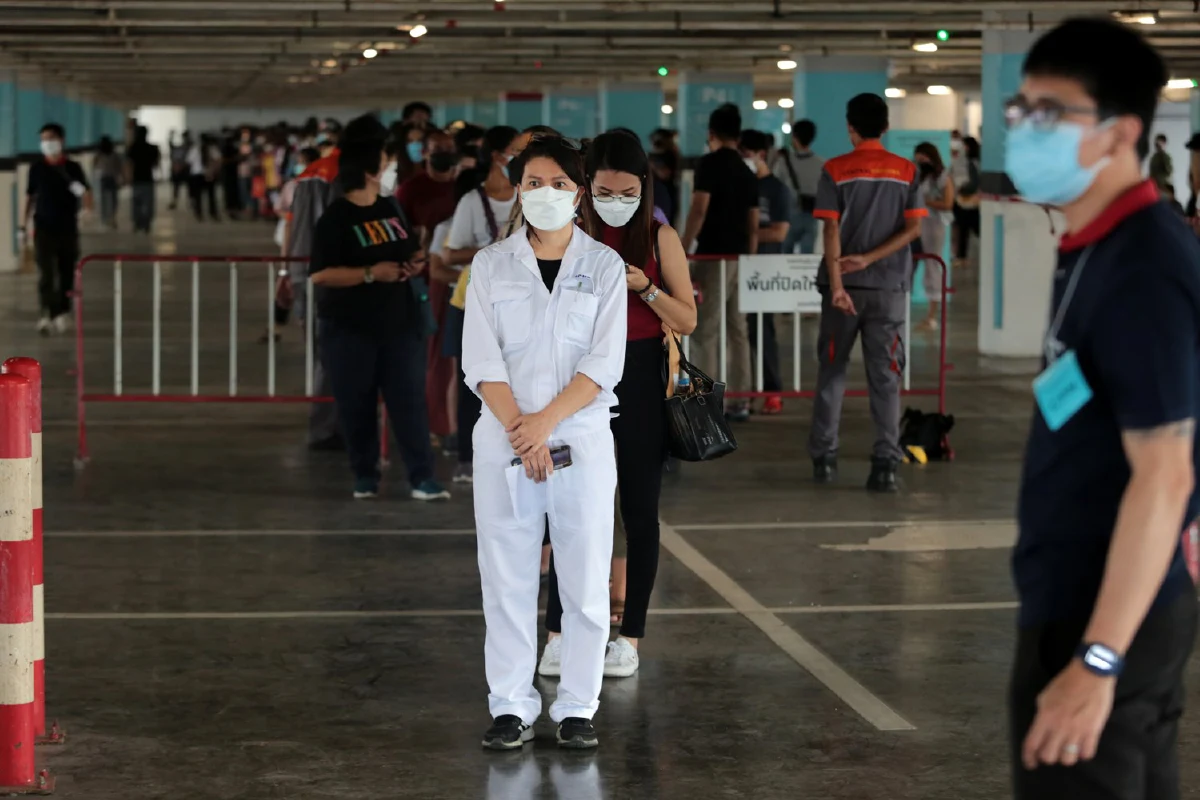 คนนนท์ต่อแถวยาวเหยียดรอฉีดวัคซีนตามสูตรเดิม