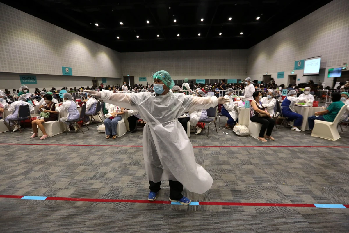 คนนนท์ต่อแถวยาวเหยียดรอฉีดวัคซีนตามสูตรเดิม