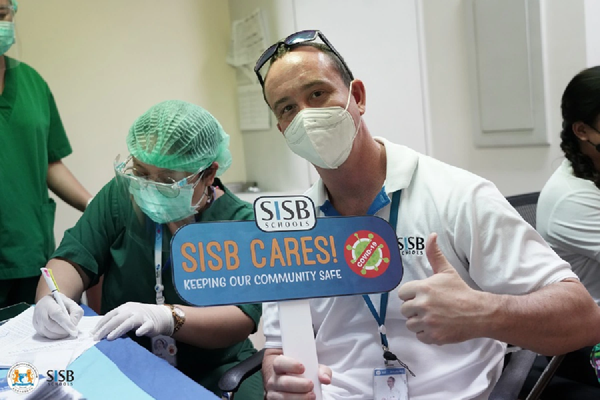 โรงเรียน SISB ฉีดวัคซีนโควิด-19 ให้เจ้าหน้าที่ เพื่อสังคมที่ปลอดภัย