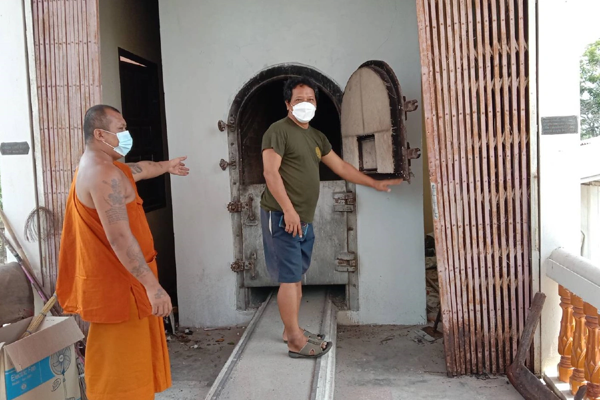 พระทำพิธีฌาปนกิจตัวโควิดทดสอบความแข็งแรงเตาเผาหลังซ่อมเสร็จ