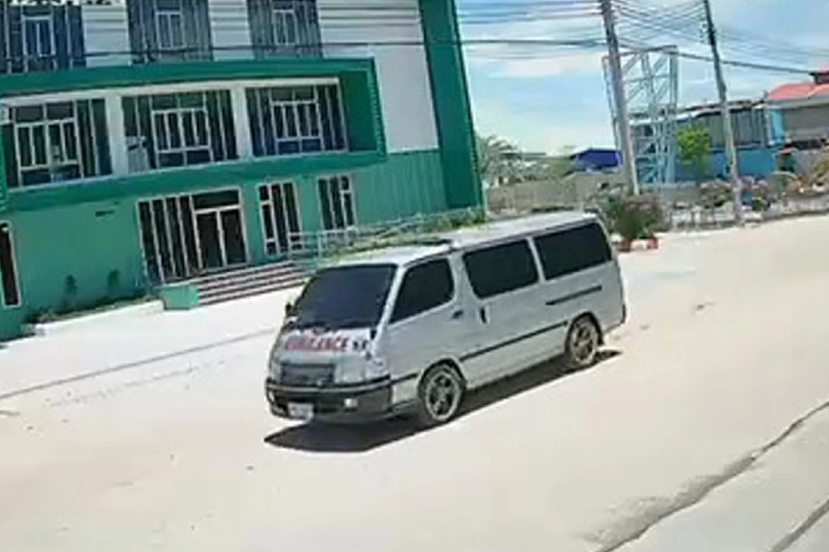 รถตู้ติดไฟไซเรนลอบขนขยะติดเชื้อโควิดทิ้งข้างโรงงาน