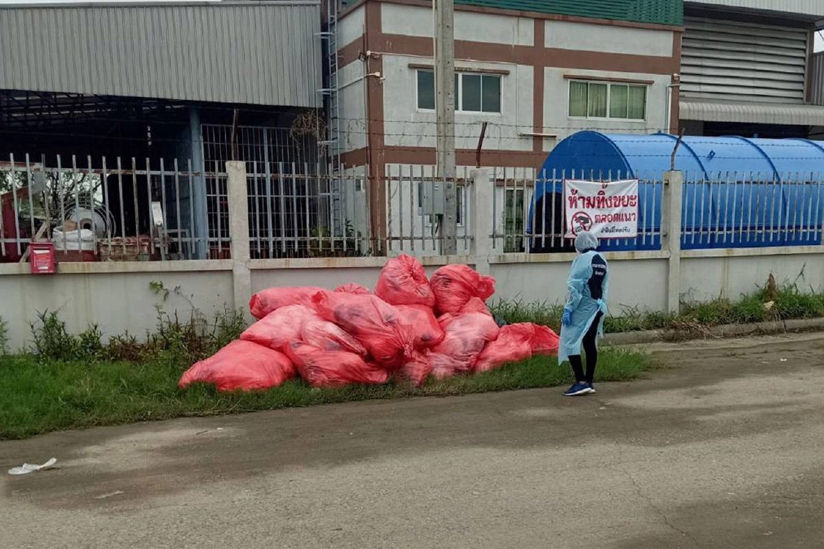 รถตู้ติดไฟไซเรนลอบขนขยะติดเชื้อโควิดทิ้งข้างโรงงาน