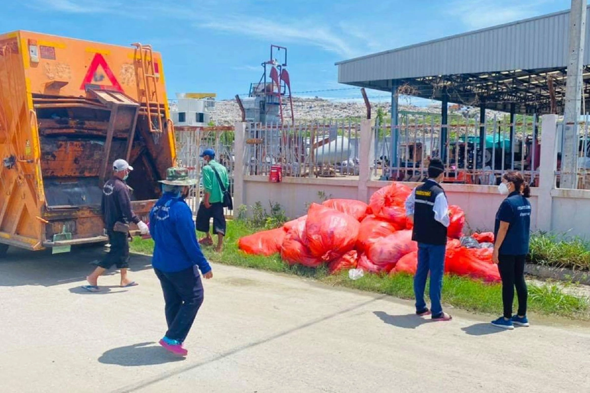 รถตู้ติดไฟไซเรนลอบขนขยะติดเชื้อโควิดทิ้งข้างโรงงาน