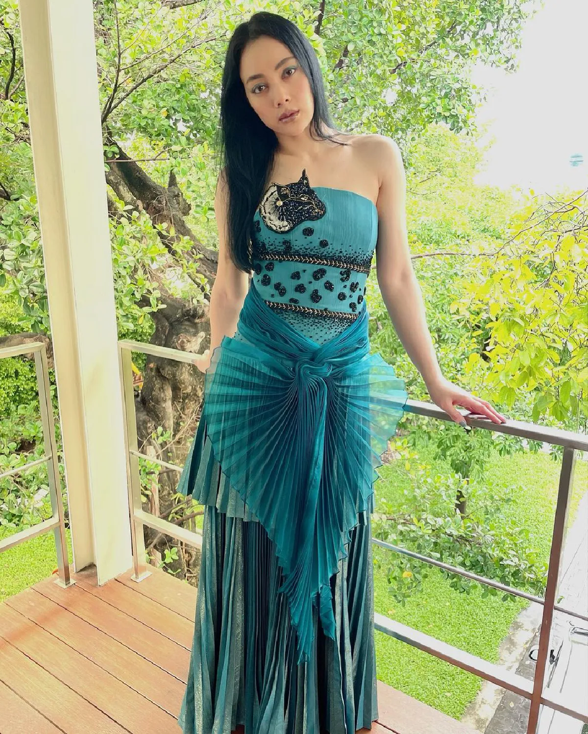 “ตั๊ก บงกช” ใส่ชุดโอต์ กูตูร์ สุดหรู จาก SIRIVANNAVARI อยู่บ้านแบบเริ่ดๆ