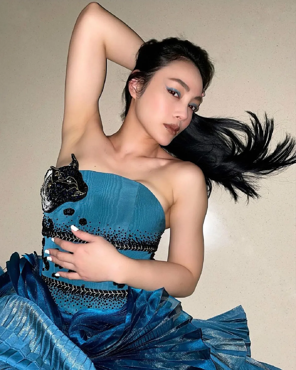 “ตั๊ก บงกช” ใส่ชุดโอต์ กูตูร์ สุดหรู จาก SIRIVANNAVARI อยู่บ้านแบบเริ่ดๆ