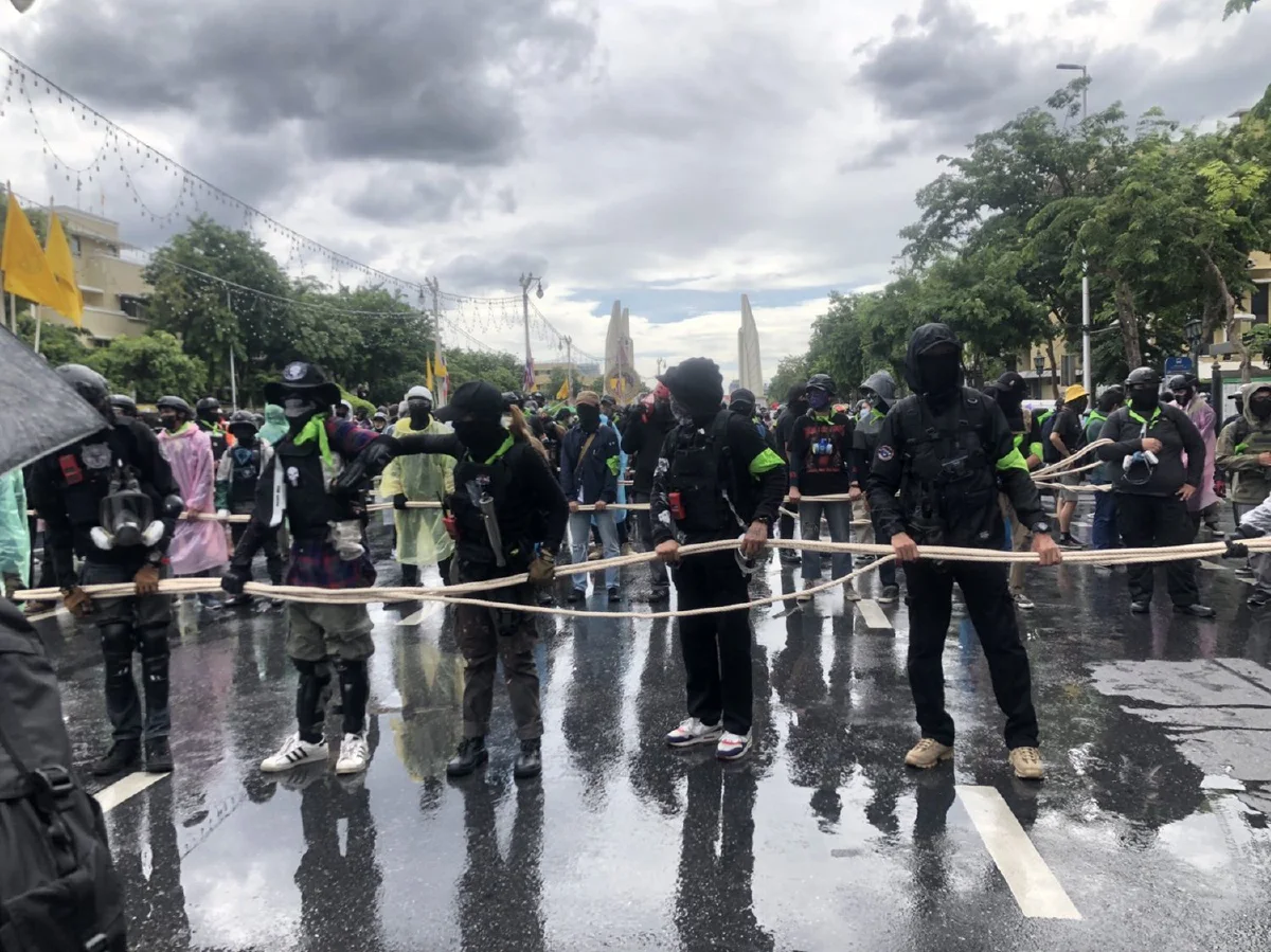 เริ่มแล้ว! ม็อบเคลื่อนขบวนมุ่งหน้าสู่ทำเนียบไล่ประยุทธ์