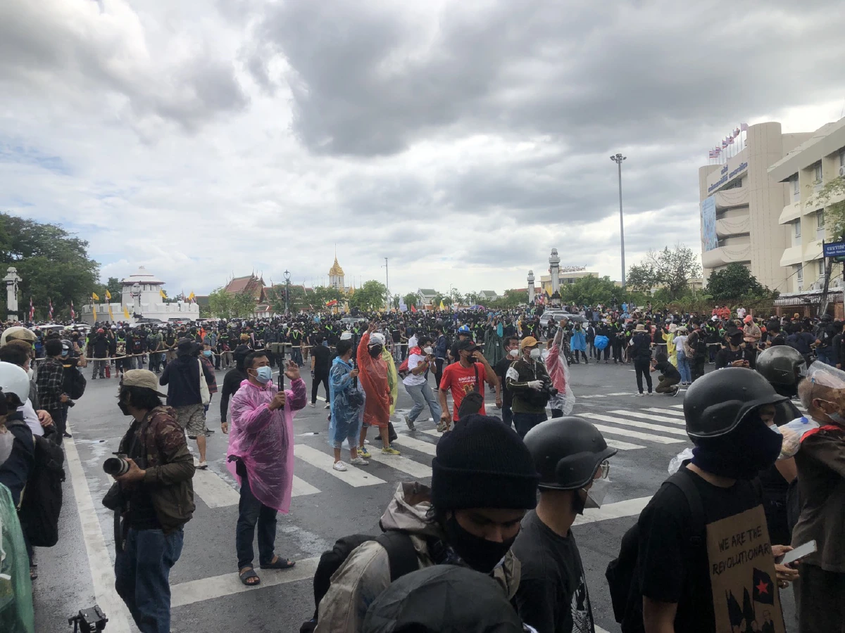 ม็อบประจันหน้าแนวกั้นเจ้าหน้าที่ ตร.ใช้แก๊สน้ำตา-ฉีดน้ำสกัด