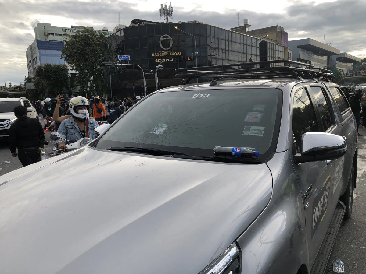 ม็อบเปลี่ยนเส้นทางมาแยกนางเลิ้ง เจอจนท.ใช้น้ำฉีด-แก๊สน้ำตาสกัดอีก