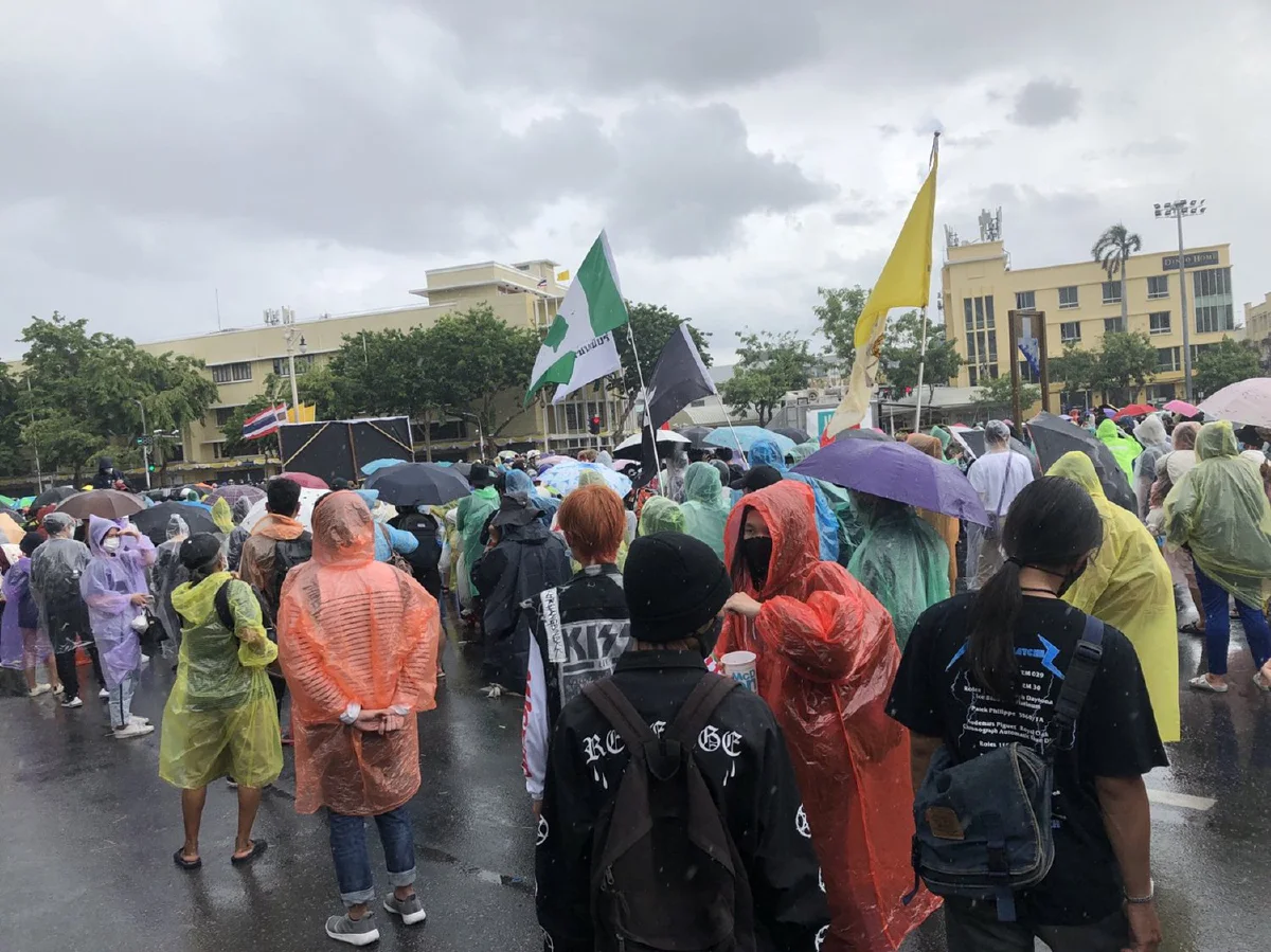 เริ่มแล้ว! ม็อบเคลื่อนขบวนมุ่งหน้าสู่ทำเนียบไล่ประยุทธ์